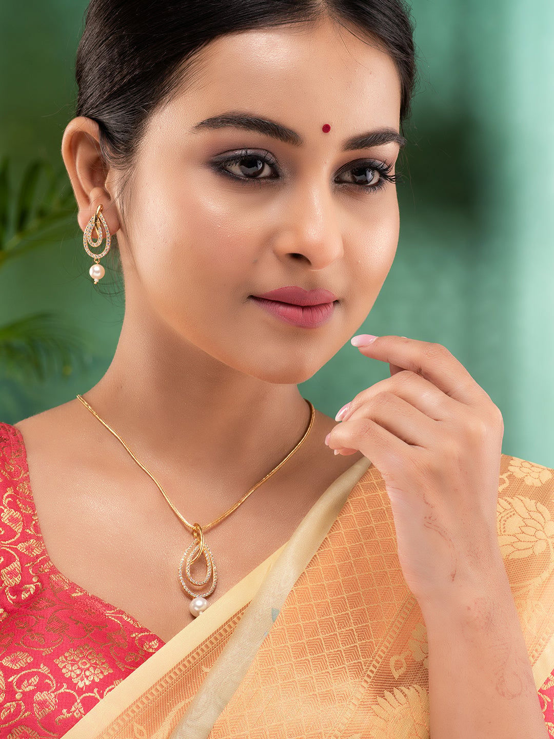 Gold Toned Pearl Studded Minimal Locket Jewellery Set