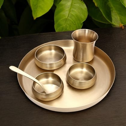 Pure Kansa Belgian Thali set 6 Piece set (1 Belgian thali, 1 glass, 1 spoon, 2 bowls and 1 Dessert bowl) Pure Kansa Belgian Thali set 6 Piece set (1 Belgian thali, 1 glass, 1 spoon, 2 bowls and 1 Dessert bowl)
