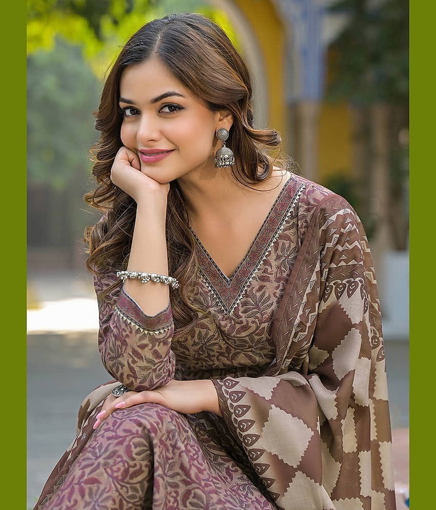 Vaamsi Women Rayon Printed Straight Kurti With Pants ( Brown )