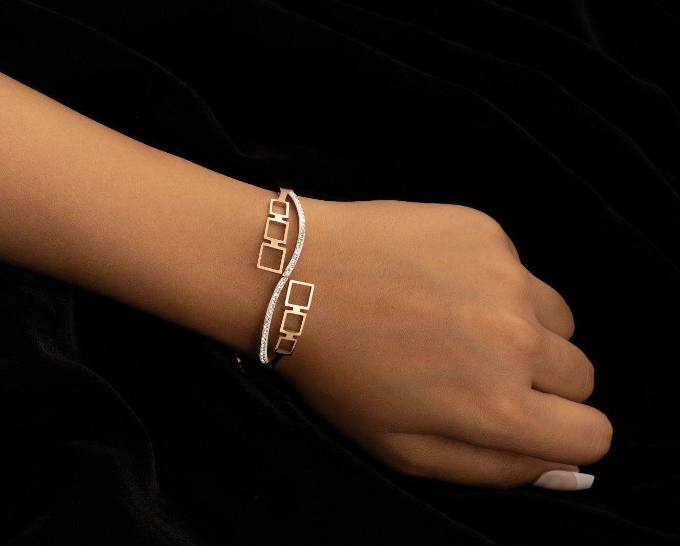 Stylish Women’s Gold Bracelet – Hypoallergenic & Elegant