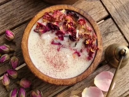 Rose petal candle