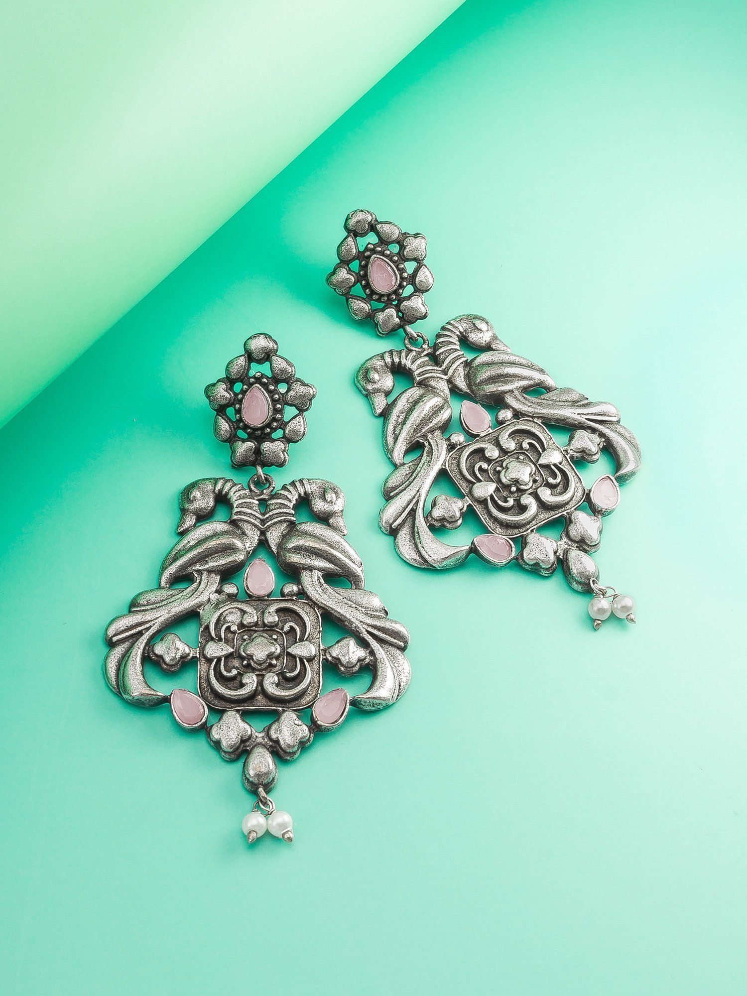 Morison Golden Chain-Link Earrings Edgy Design with Modern Appeal
