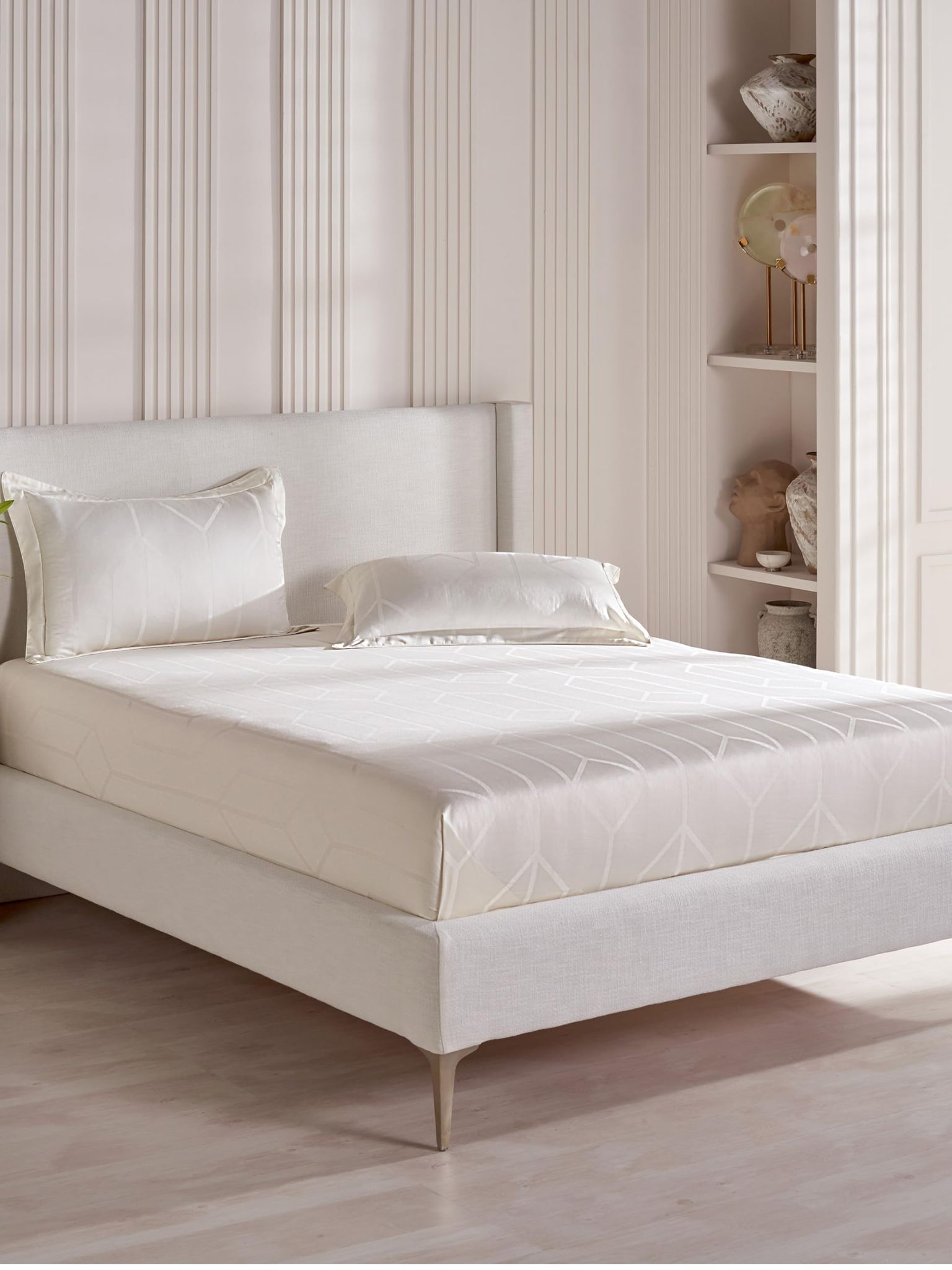 DDECOR - Jacquard Collection 100% Cotton Contemporary Pattern 300TC Super King |274 CM X 274 CM| White