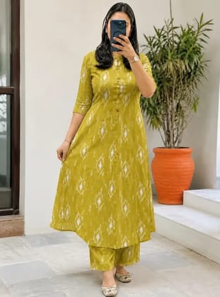 Shyammurli Fashion Women Cotton Blend Kurta Pant SetSet
