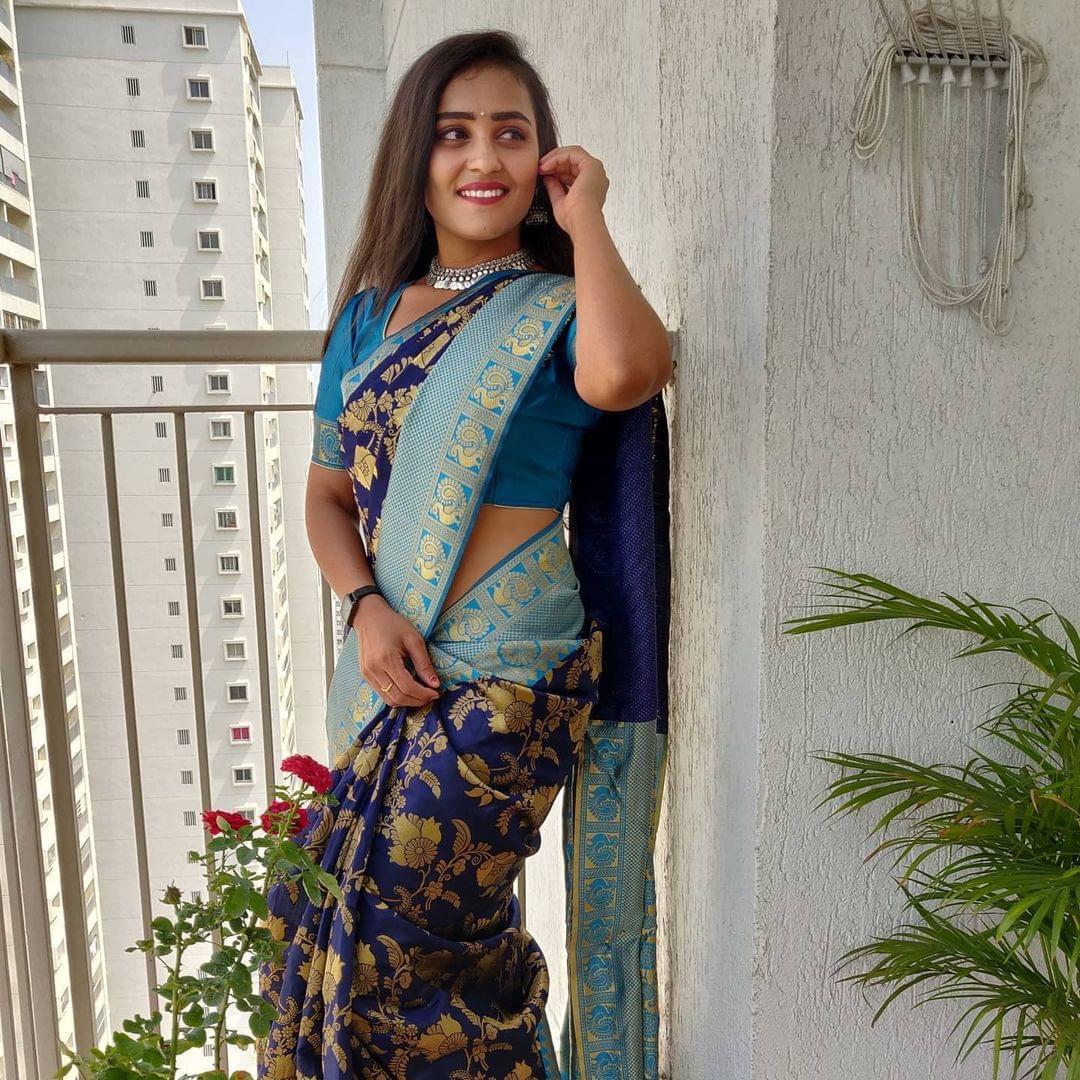 Zari Work Silk Saree With Blouse Piece