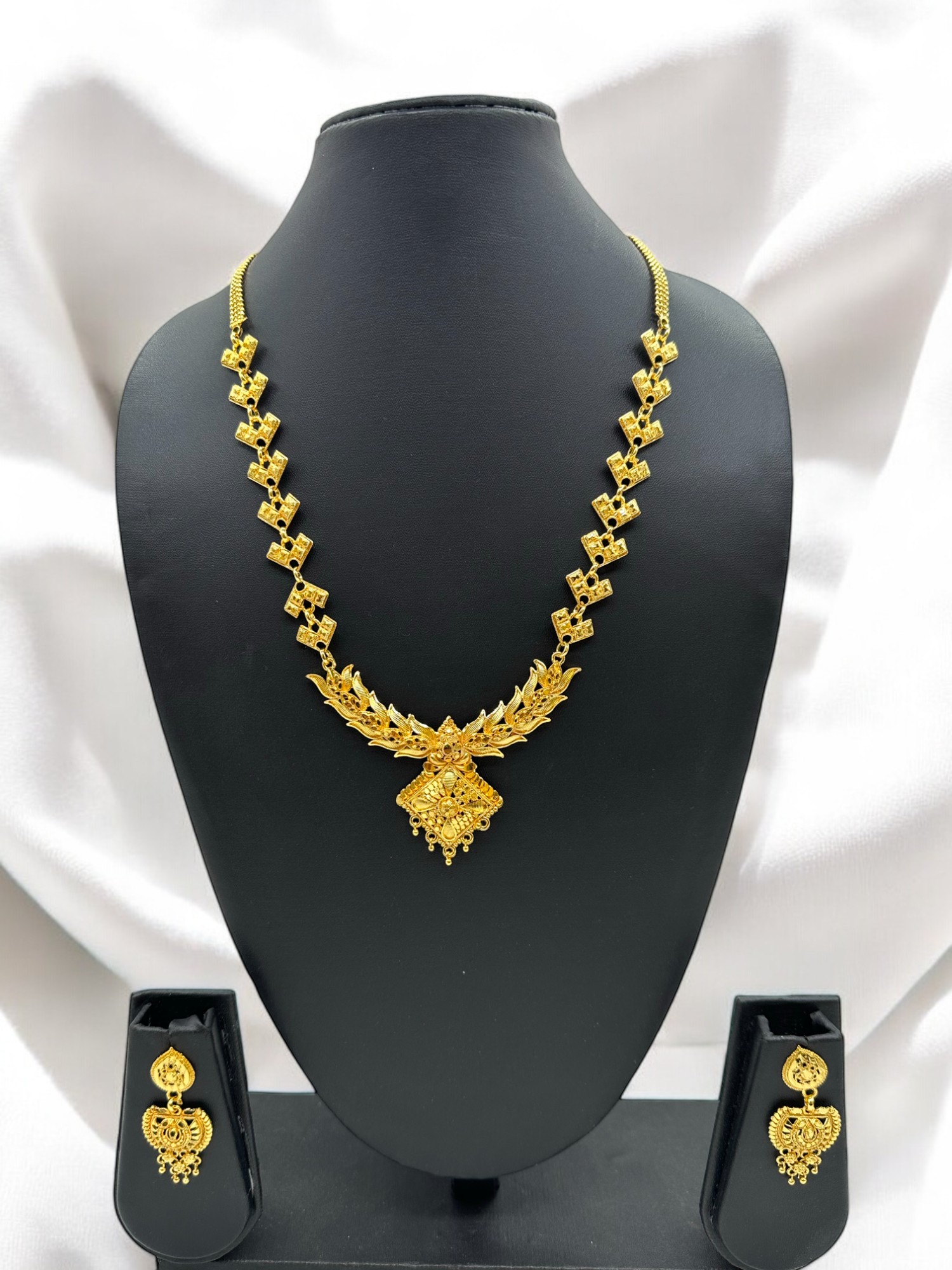 Gold Luxe Necklace Set - Amit Chauhan And Sons